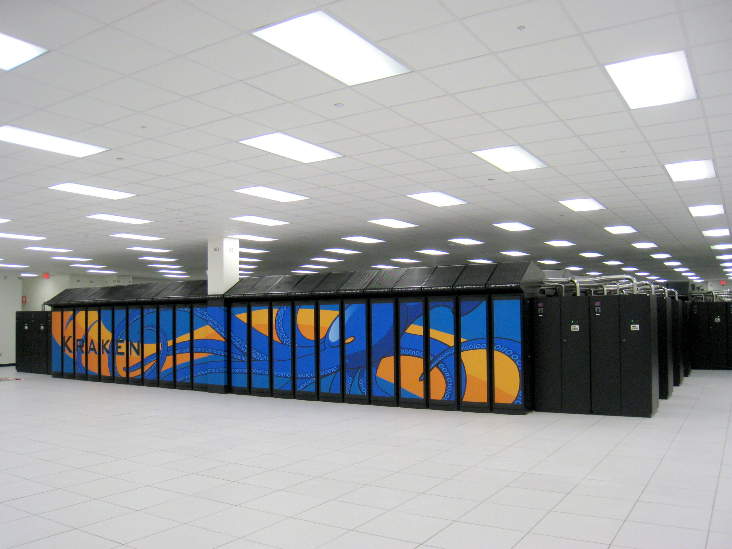 File di armadi del supercomputer Kraken Cray XT5